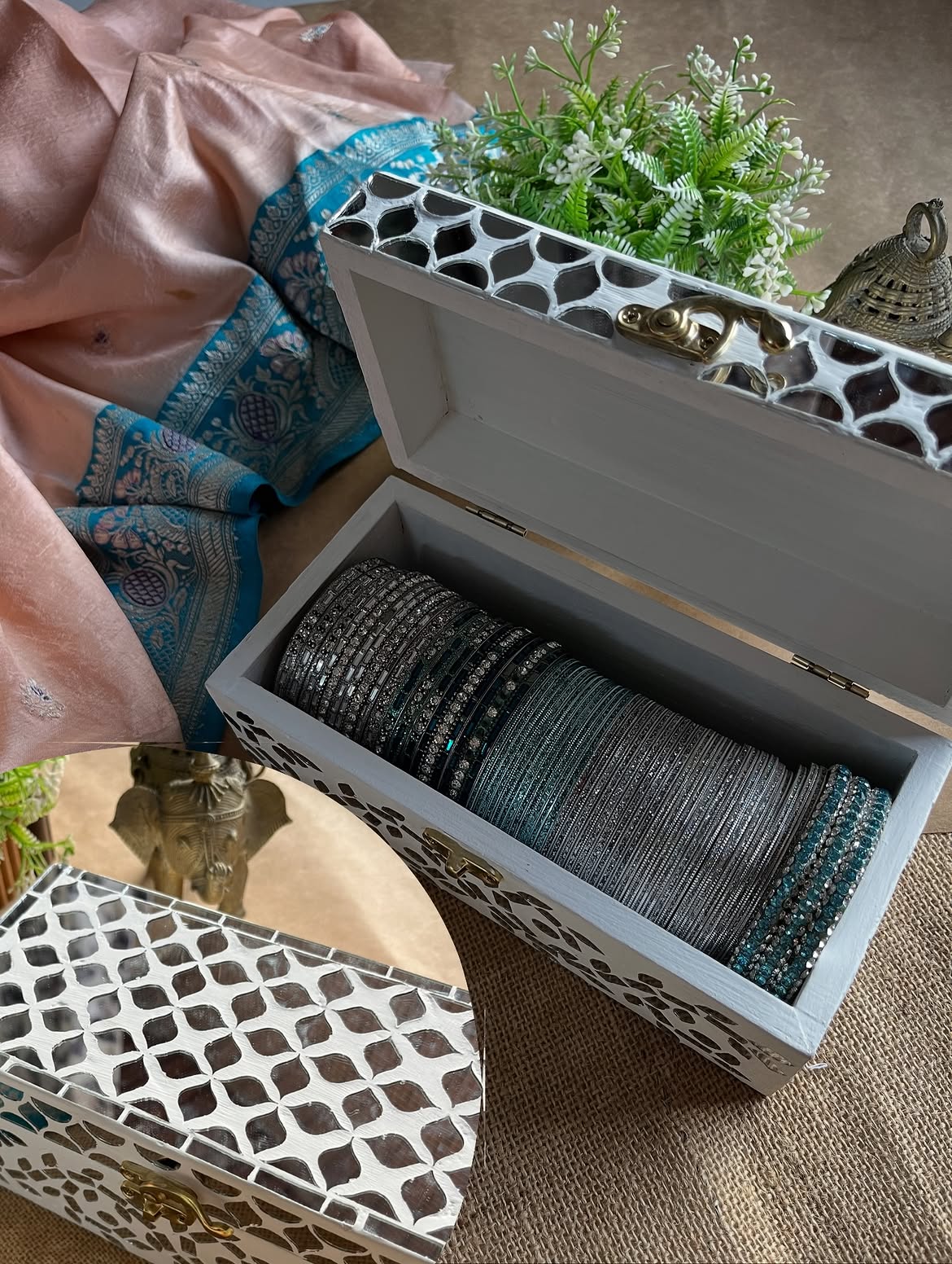 Stunning bangle box! Perfect accessory storage!

#ekambyseri #banglebox